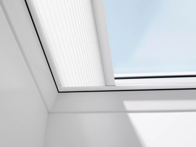 Store tamisant motorisé FMG pour fenêtres pour toit plat Blanc VELUX