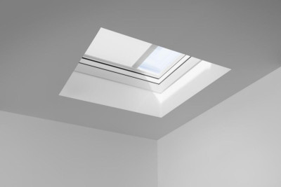 Fenêtre coupole blanche à ouverture motorisée pour toits plats 223 mm x 1226 mm CVP 100100 0573Q VELUX