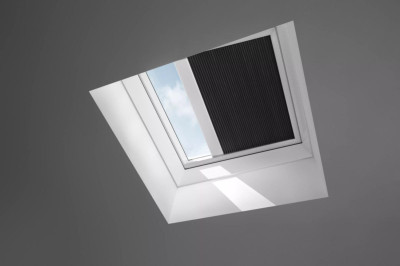 Store obscurcissant électrique pour fenêtre-coupole, coloris noir FMK 120120 1047 VELUX