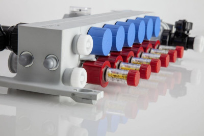 Collecteur polymère compact Rehau 13 circuits livré prémonté et équipé de raccords instantanés en tube Per Rautherm de diamètre 16 x 1.5
