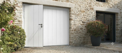 PORTE DE GARAGE NOVISO NERVUREE LARGE BLANC+ PORTILLON 200x240 GAUCHE