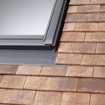 Raccord pour fenêtre de toit pose traditionnelle sur petites tuiles plates gris anthracite 134x98cm VELUX