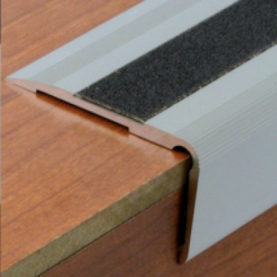 Nez de marche 3T traditionnel adhésif aluminium anodisé naturel longueur 3m DINAC GPI